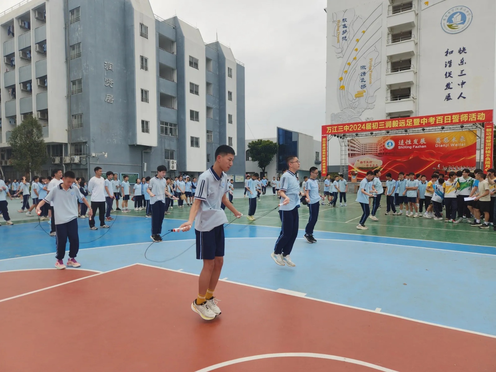 校園操場上的學生體育數據測試活動