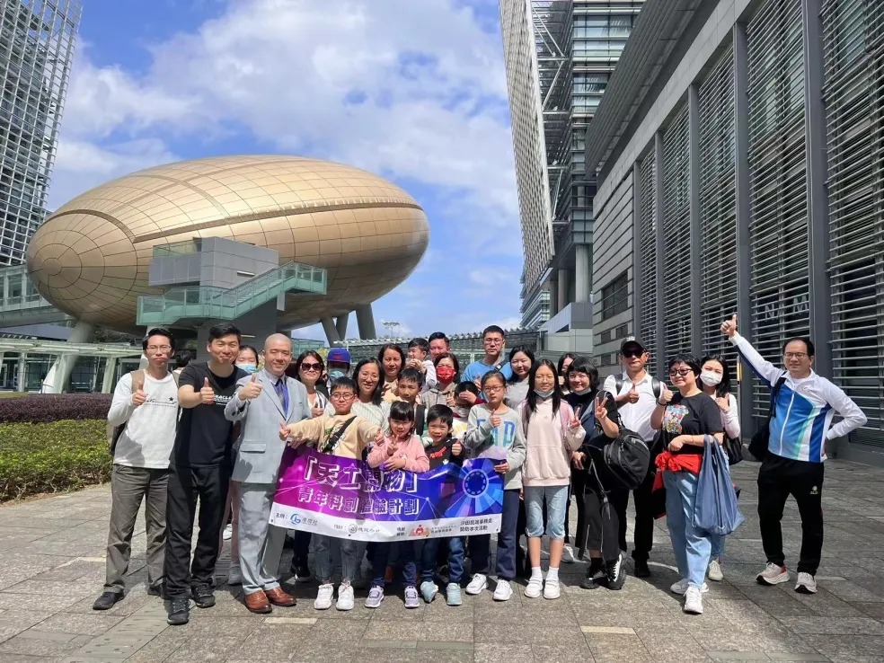 培訓學員在戶外合影展示數字體育交流成果